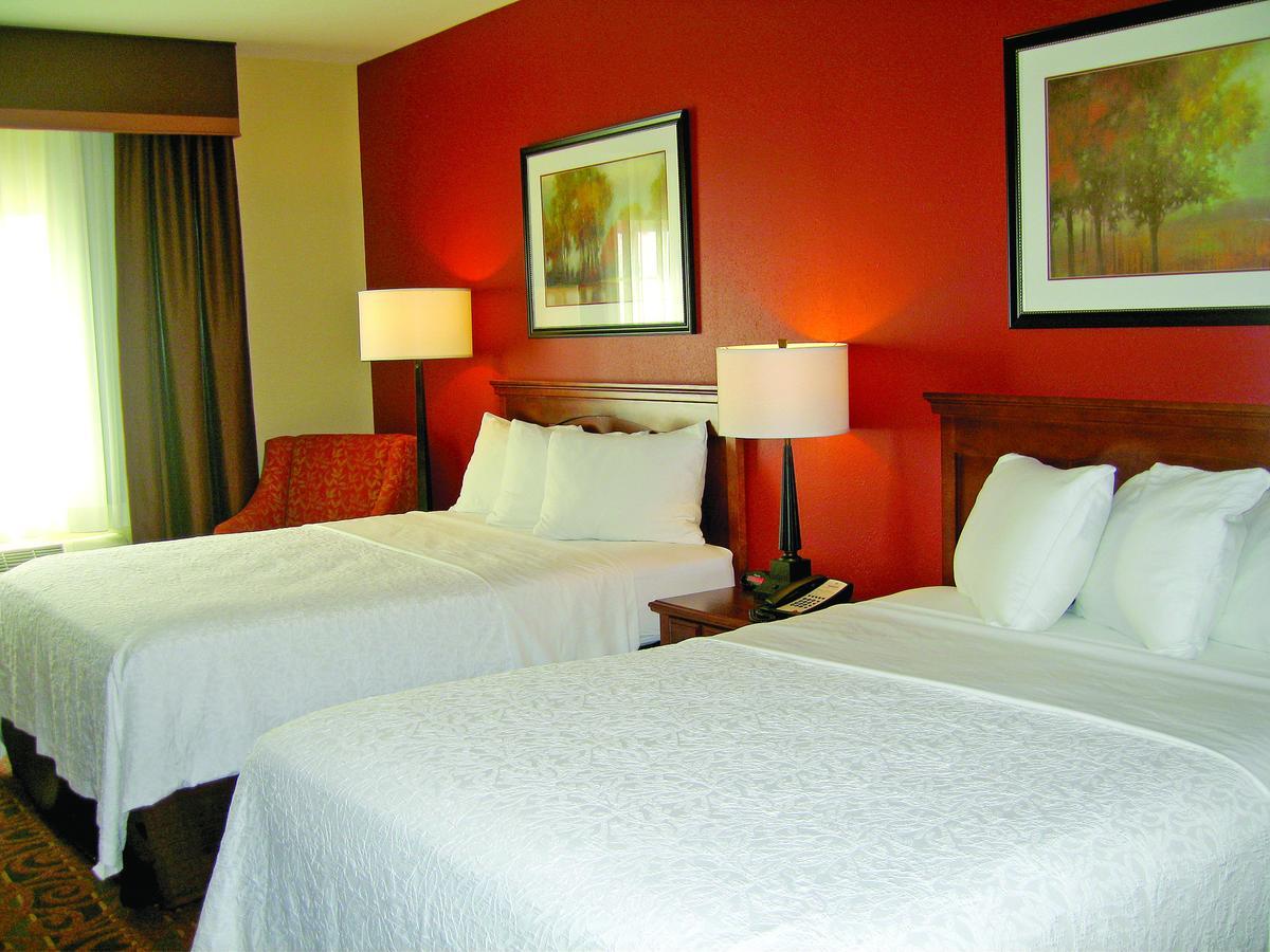 Savanna Inn & Suites Екстер'єр фото